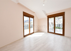 Просторный пентхаус с видом на море в центре Алании