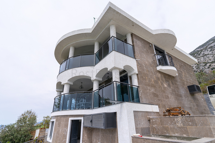 Вилла 4+1 в районе Махмутлар 