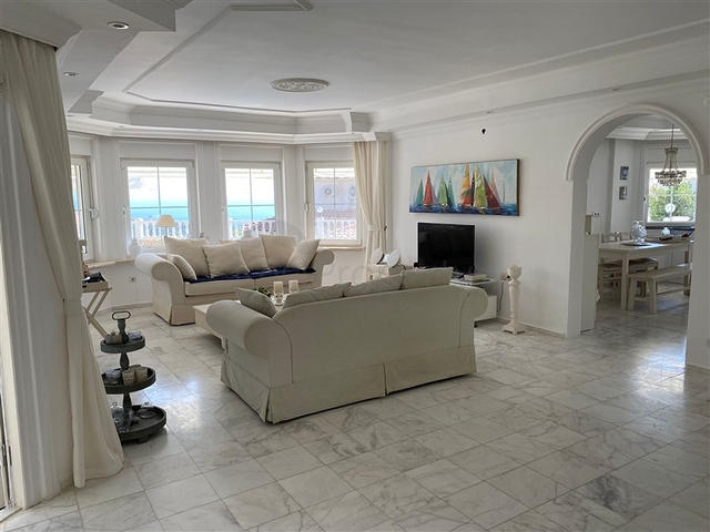 Вилла 3+1 с видом на море в районе Инжекум