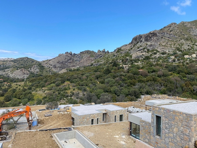 Камменые виллы  с видом на море и на историческую "Пиратскую" деревню"