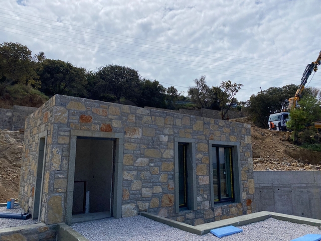 Камменые виллы  с видом на море и на историческую "Пиратскую" деревню"