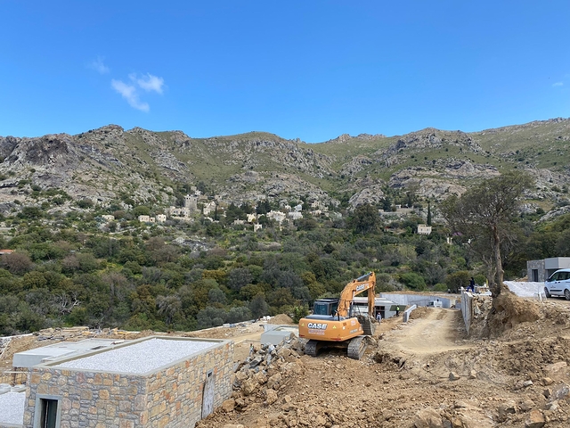 Камменые виллы  с видом на море и на историческую "Пиратскую" деревню"