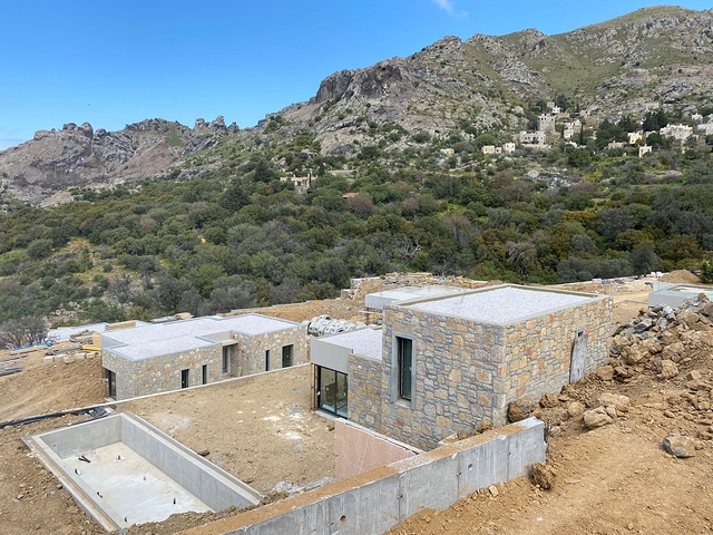 Камменые виллы  с видом на море и на историческую "Пиратскую" деревню"