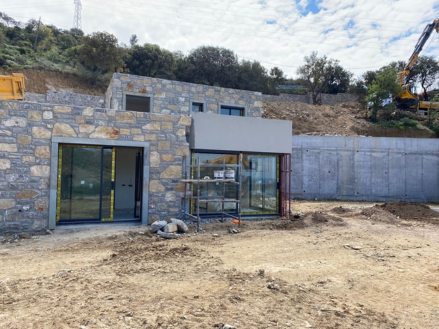 Камменые виллы  с видом на море и на историческую "Пиратскую" деревню"