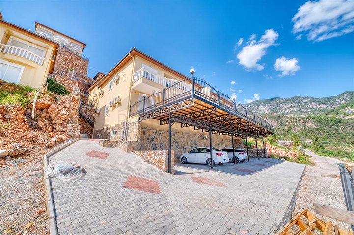 Пентхаус 3+1 с видом на море в центре Алании