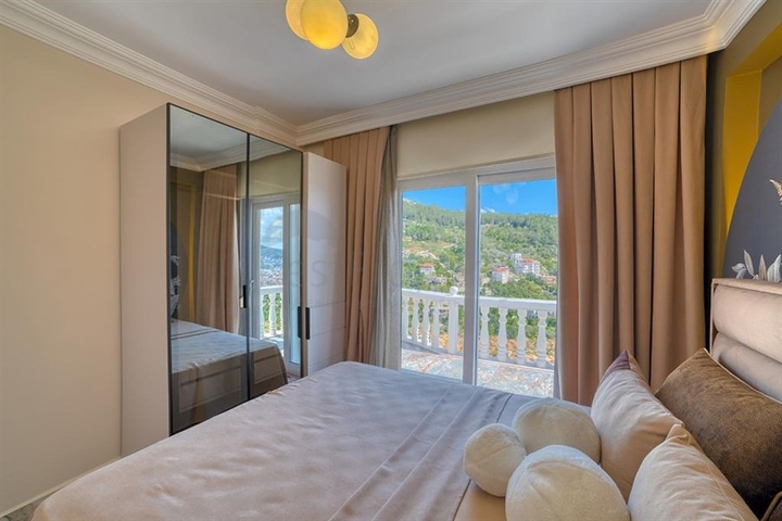 Пентхаус 3+1 с видом на море в центре Алании