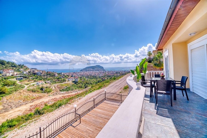 Пентхаус 3+1 с видом на море в центре Алании