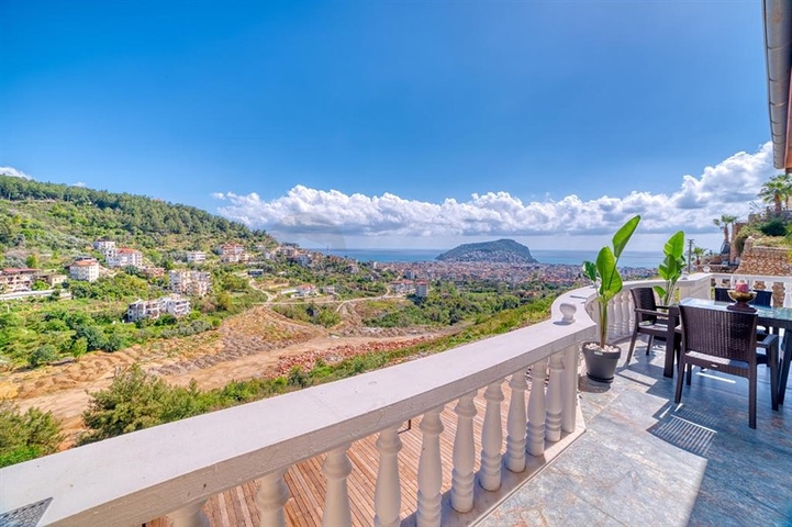 Пентхаус 3+1 с видом на море в центре Алании