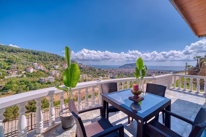 Пентхаус 3+1 с видом на море в центре Алании