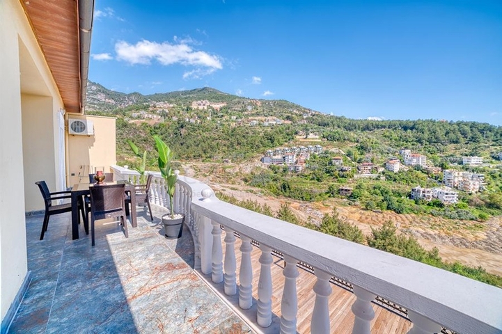 Пентхаус 3+1 с видом на море в центре Алании