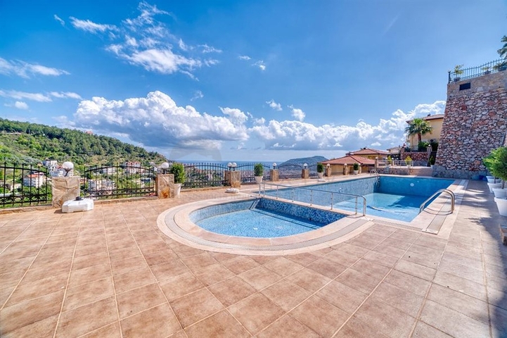 Пентхаус 3+1 с видом на море в центре Алании