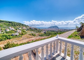 Пентхаус 3+1 с видом на море в центре Алании