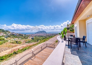 Пентхаус 3+1 с видом на море в центре Алании