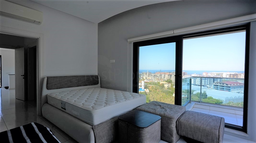 Пентхаус 3+1 со своим бассейном на крыше в районе Каргыджак