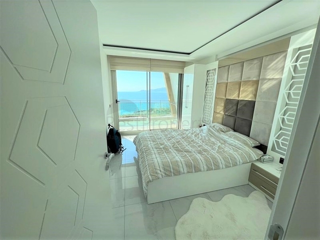 Меблированная квартира 1+1 с красивым видом на море в районе Каргыджак