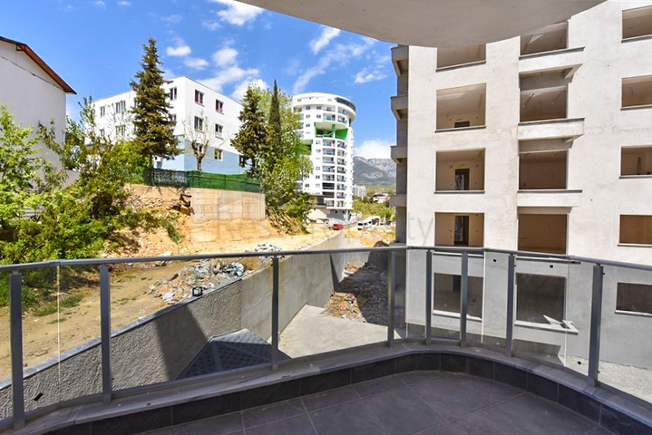 Квартира 1+1 в новом комплексе без инфраструктуры в районе Махмутлар