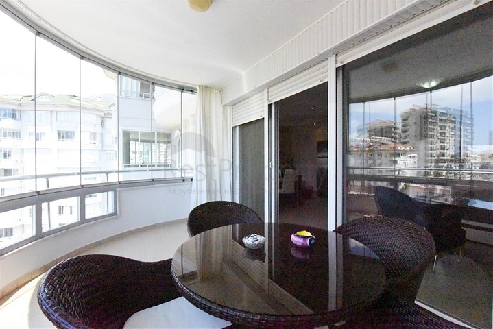 Просторная квартира с видом на море и горы в районе Джикджилли