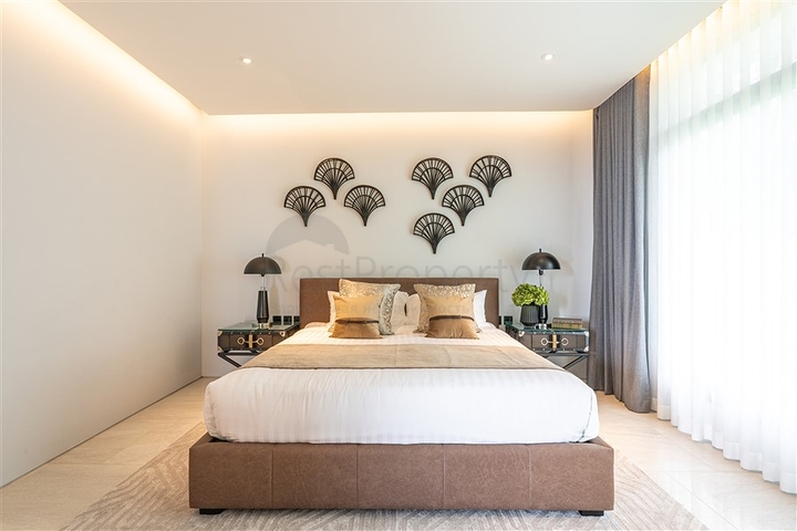 Комплекс роскошных  вилл с бассейном и панорамным видом на холмы Пхукета