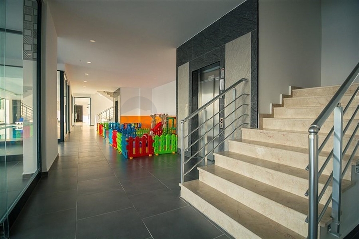 Меблированная квартира 1+1 с видом на море и на горы в районе Махмутлар