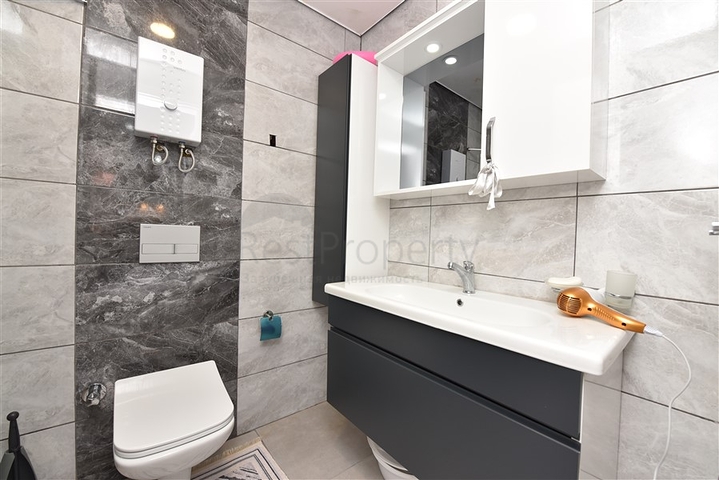 Меблированная квартира 1+1 с видом на море и на горы в районе Махмутлар