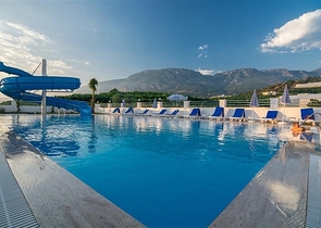 Меблированная квартира 1+1 с видом на море и на горы в районе Махмутлар