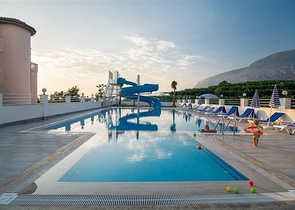 Меблированная квартира 1+1 с видом на море и на горы в районе Махмутлар