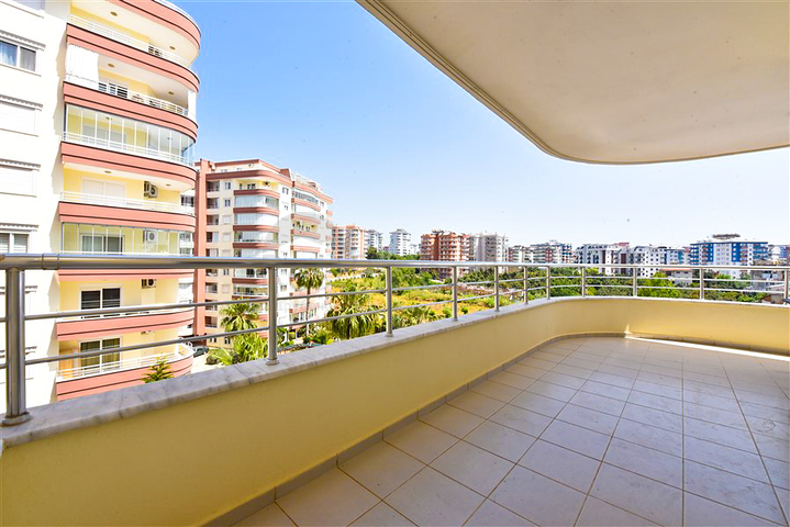 Просторная квартира 3+1 в районе Тосмур