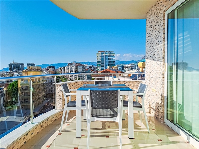 Трехкомнатная квартира в районе Махмутлар с видом на море и горы