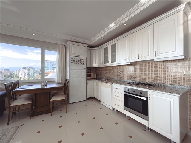 Трехкомнатная квартира в районе Махмутлар с видом на море и горы