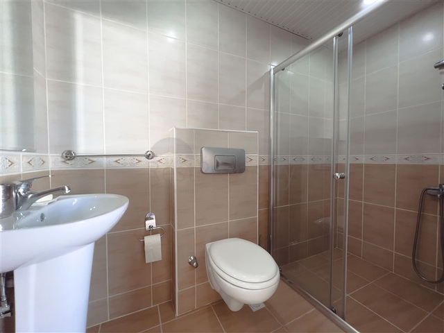 Трехкомнатная квартира в районе Махмутлар с видом на море и горы