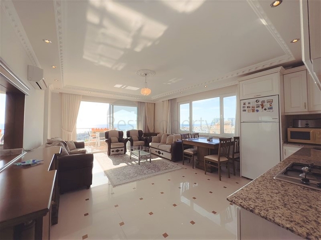 Трехкомнатная квартира в районе Махмутлар с видом на море и горы