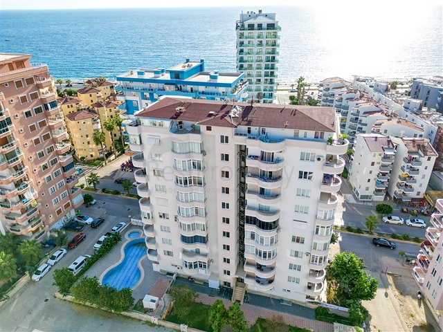 Трехкомнатная квартира в районе Махмутлар с видом на море и горы