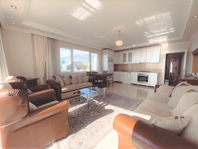 Трехкомнатная квартира в районе Махмутлар с видом на море и горы