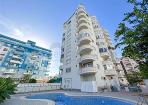 Трехкомнатная квартира в районе Махмутлар с видом на море и горы