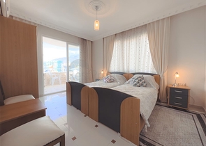 Трехкомнатная квартира в районе Махмутлар с видом на море и горы