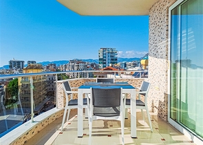 Трехкомнатная квартира в районе Махмутлар с видом на море и горы