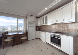 Трехкомнатная квартира в районе Махмутлар с видом на море и горы