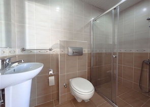 Трехкомнатная квартира в районе Махмутлар с видом на море и горы