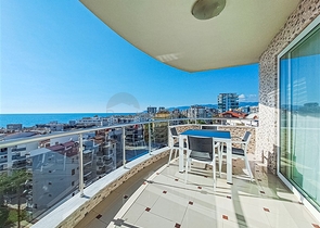 Трехкомнатная квартира в районе Махмутлар с видом на море и горы