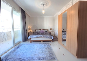 Трехкомнатная квартира в районе Махмутлар с видом на море и горы