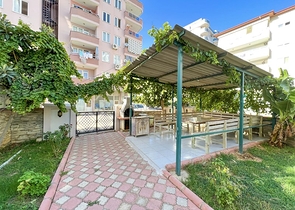 Трехкомнатная квартира в районе Махмутлар с видом на море и горы