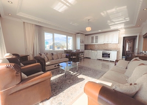 Трехкомнатная квартира в районе Махмутлар с видом на море и горы