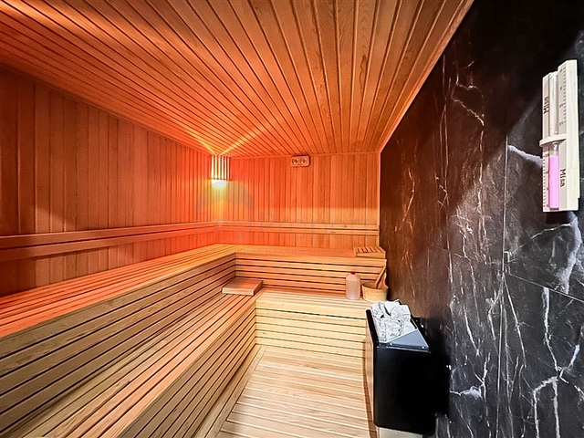 Просторная двухкомнатная квартира на Клеопатре