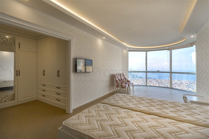 Просторная двухэтажная вилла с панорамным видом на Средиземное море