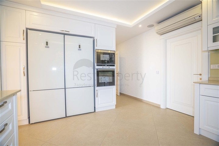 Просторная двухэтажная вилла с панорамным видом на Средиземное море