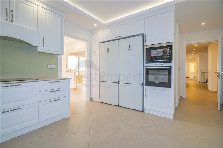 Просторная двухэтажная вилла с панорамным видом на Средиземное море