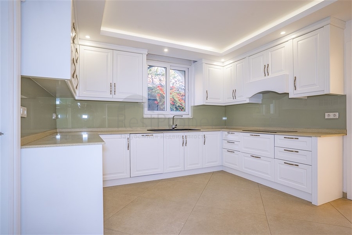 Просторная двухэтажная вилла с панорамным видом на Средиземное море