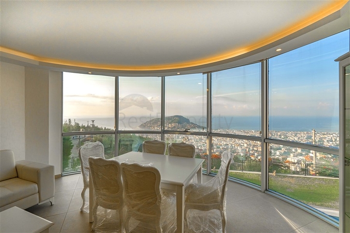 Просторная двухэтажная вилла с панорамным видом на Средиземное море