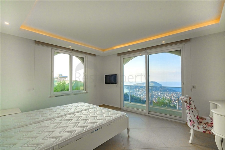 Просторная двухэтажная вилла с панорамным видом на Средиземное море