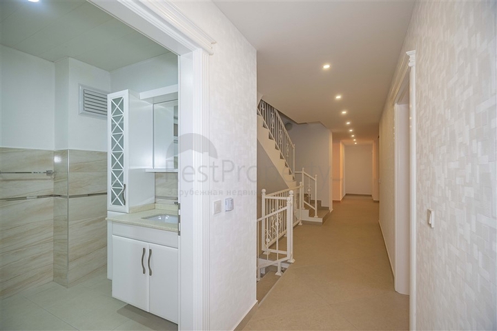 Просторная двухэтажная вилла с панорамным видом на Средиземное море